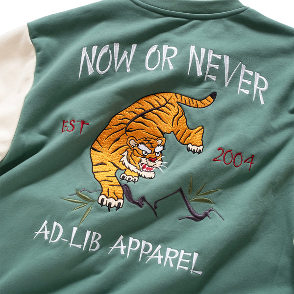 (SW484) Tiger Embroidery Souvenir Sweater