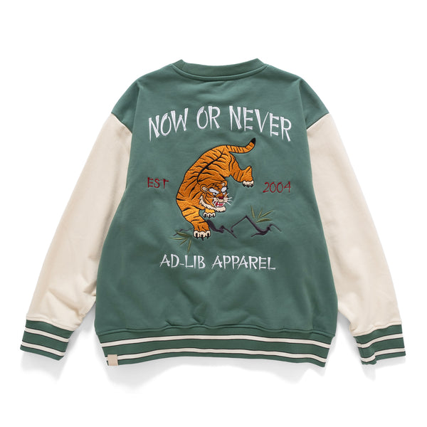 (SW484) Tiger Embroidery Souvenir Sweater